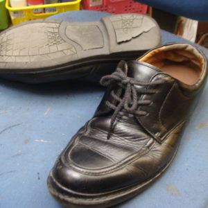 ウレタン系のソール仕様の紳士革靴　ヒール交換のサムネイル