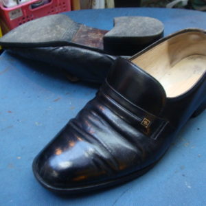紳士革靴　かかとゴム交換と腰裏滑り革修理のサムネイル
