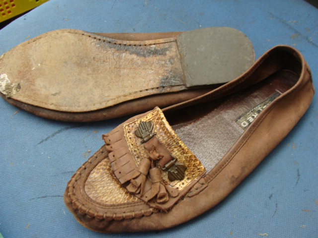 履きつぶした　紳士タッセル革靴　オールソール修理　のサムネイル