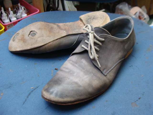 紳士革靴　すっきりデザインの靴ですね　ソールに穴開きでオールソール修理です。のサムネイル