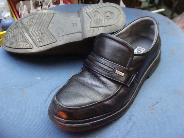 Paris　パリスブランドの紳士革靴　ウレタン一体型ソールです。かかと部分修理のサムネイル