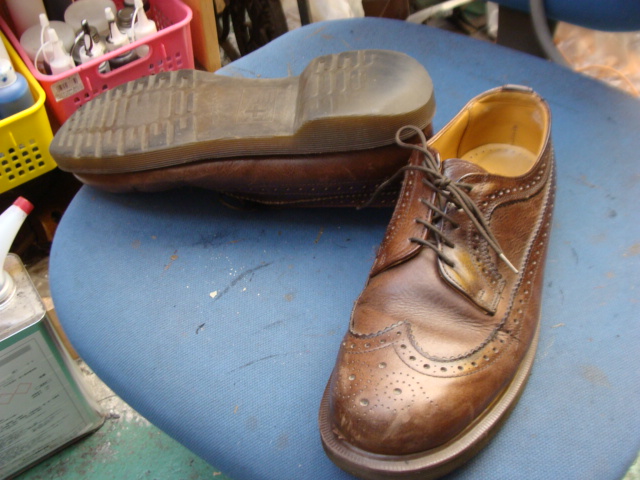 ドクターマーチン　ウィングチップ紳士革靴　かかと部分修理 コーナー修理のサムネイル