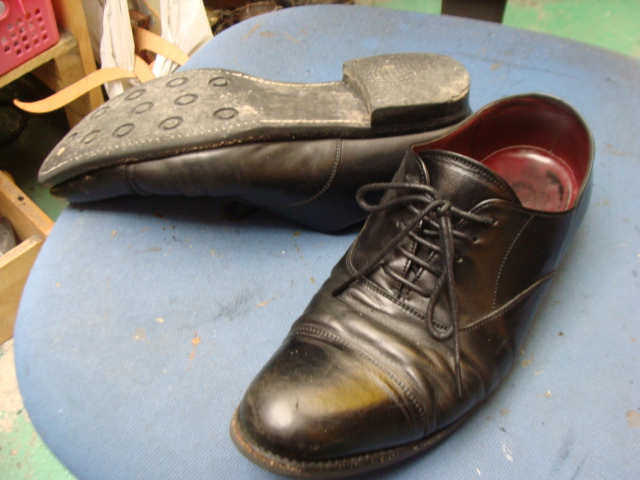 紳士ビジネス系革靴　かかとゴム交換のサムネイル