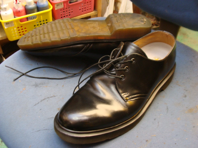 ドクターマーチン紳士革靴　かかと部分修理　コーナー修理です。のサムネイル