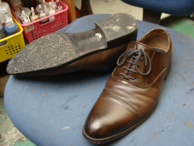 ブロックヒール交換2800円+消費税　紳士革靴のサムネイル