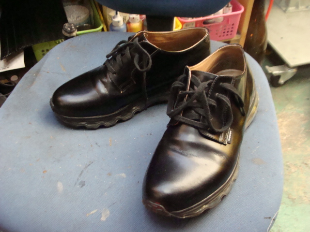 破れ修理　左右セットで3500円+消費税　紳士革靴かかと部分のサムネイル
