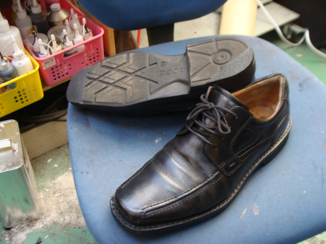オールソール修理　11500円+消費税　Ecco紳士革靴　他店での修理が気に入らなかったそうで・・・のサムネイル