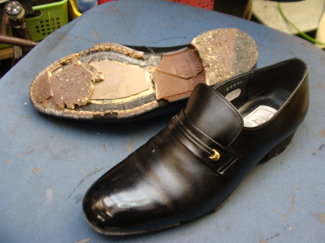 オールソール修理　10500円＋消費税　紳士革靴　加水分解のサムネイル