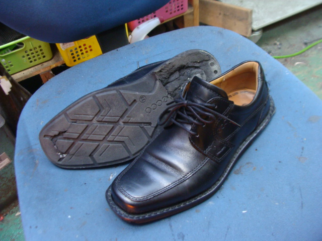 オールソール修理11500円＋消費税　ECCO　エコー紳士ビジネス系革靴　加水分解のサムネイル