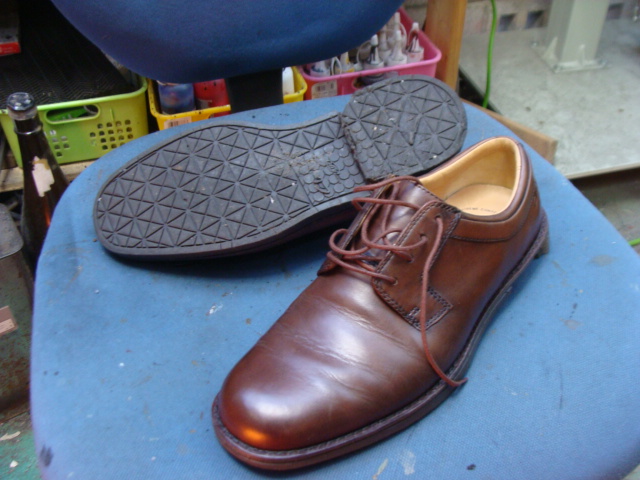 オールソール修理12500円＋消費税　Clarks　クラークス　ビジネス系革靴　加水分解のサムネイル