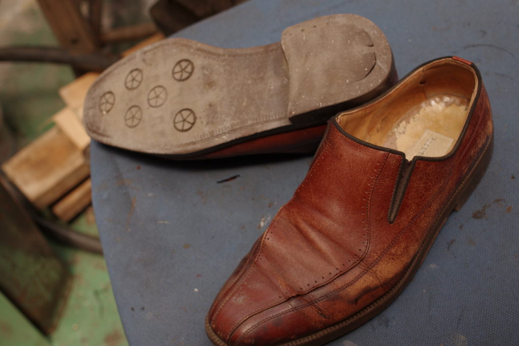 オールソール修理　中敷交換　左右裂傷修理　等色々　紳士革靴　21000円程かかっていますのサムネイル