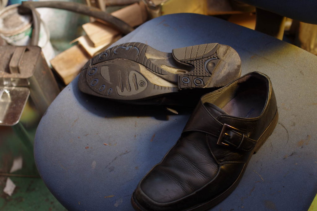 オールソール修理レベル　11500円+消費税　asics　アシックス紳士革靴　一体型ソール　のサムネイル