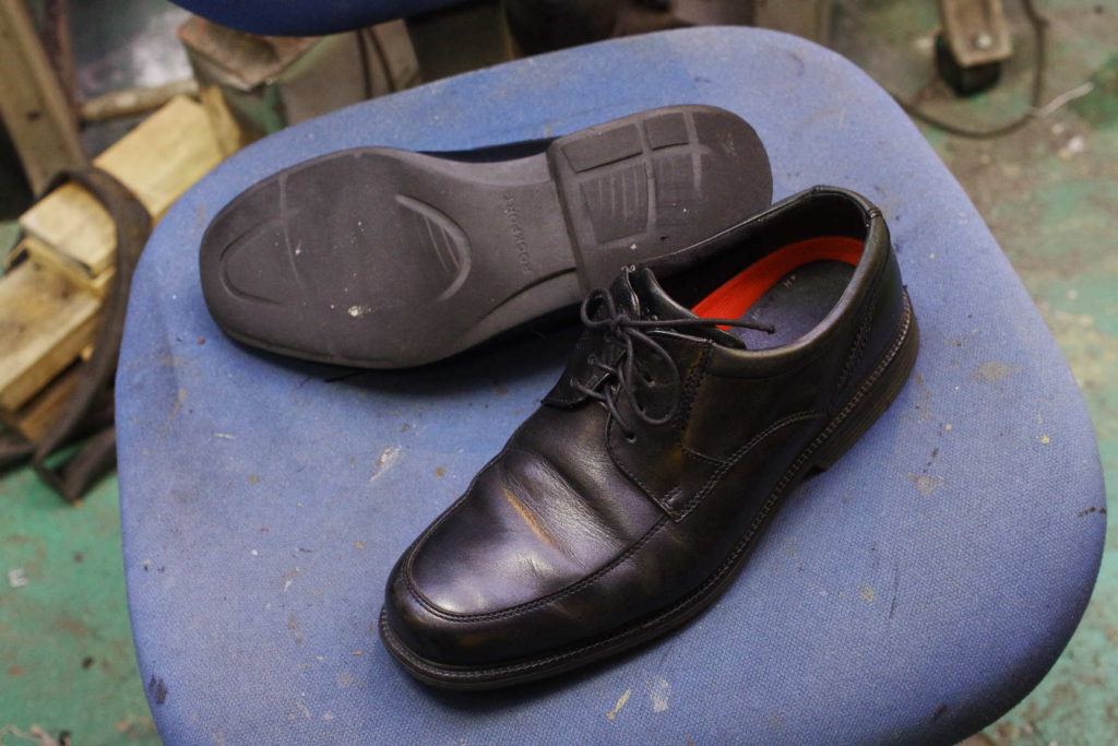 オールソール修理　13500円+消費税　Vibram＃430　ROCKPORT　ロックポート紳士革靴のサムネイル
