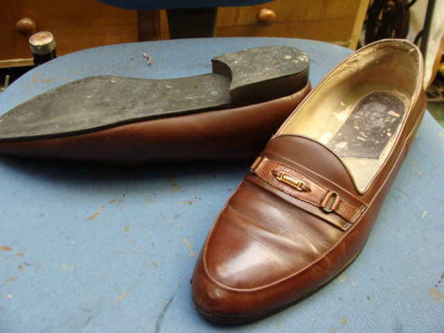 紳士革靴　ローファー　かかとゴム交換と　中敷交換のサムネイル