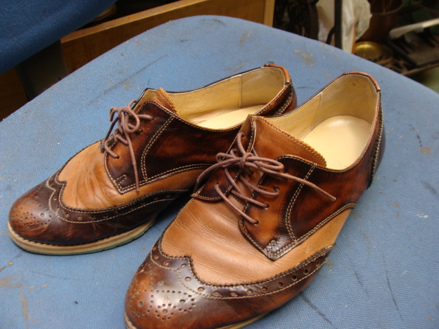 縫い付け糸の解れを縫い付けます。ウイングチップな婦人革靴のサムネイル