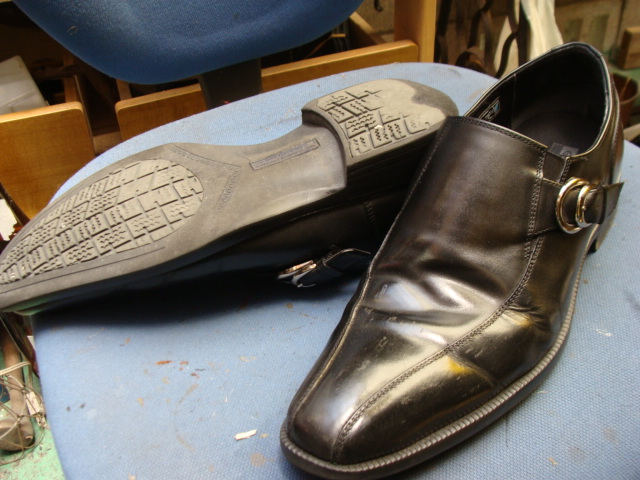 ウレタン系スポンジ　一体型ソール＆ヒールの　紳士靴　カカト修理のサムネイル