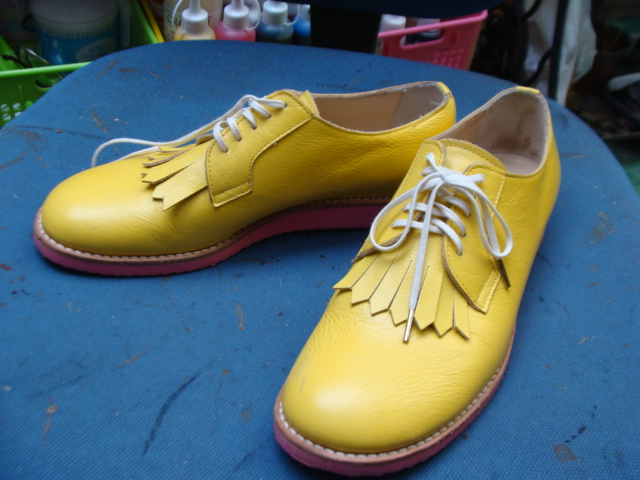 婦人革靴　派手な黄色です。黒に染替えします。のサムネイル