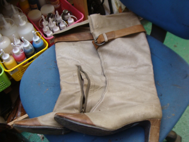 カラーチェンジ　使い古したベージュ系の婦人ブーツ　傷とシミだらけで染替えですのサムネイル