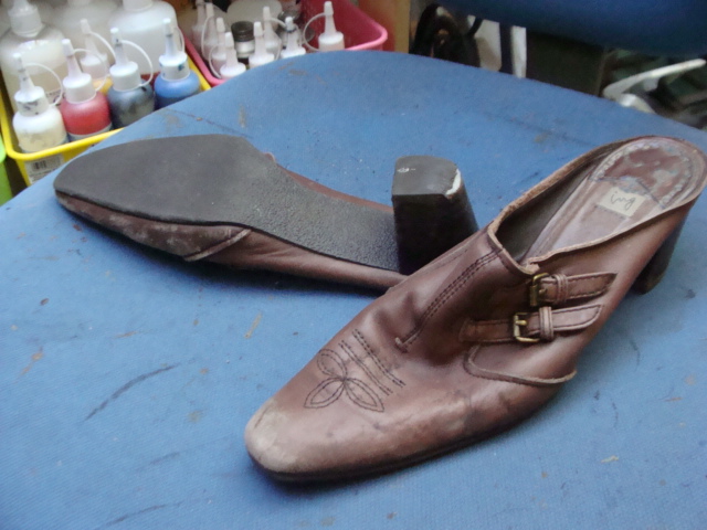 ing　婦人サンダル　かかとゴム交換と靴磨き（サービス）のサムネイル