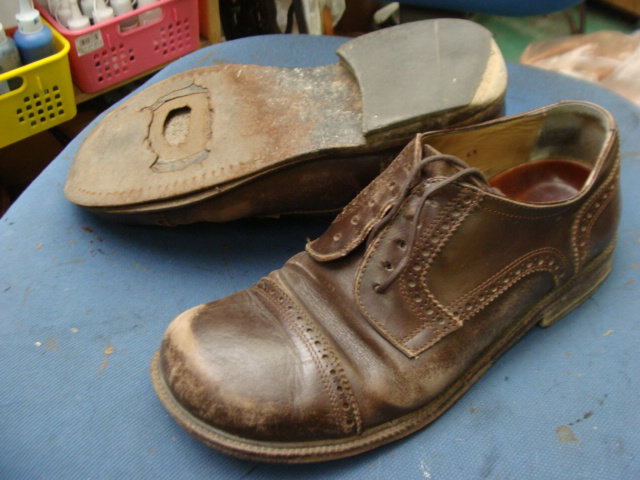 紳士コンフォート系革靴　大穴開いています。　オールソール修理のサムネイル