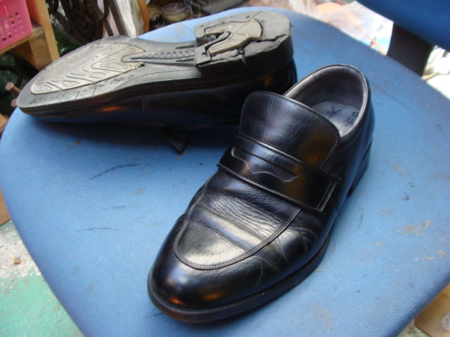 紳士スリッポンタイプの革靴　オールソール修理　加水分解にてのサムネイル