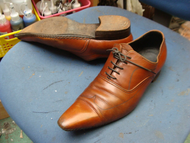 ロングノーズな紳士革靴のかかとゴム交換とハーフソール補強のサムネイル