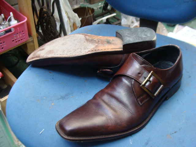 シングルモンクストラップの紳士革靴　カカト修理ですのサムネイル