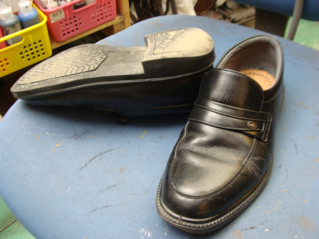 紳士革靴　ウレタン系一体型ソール＆ヒール　かかと部分修理のサムネイル