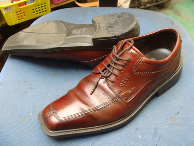 ecco エコーの紳士靴　カカト修理のご依頼ですが、オールソール修理になりましたのサムネイル