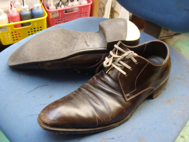 履きすぎですよ！！TAKEO KIKUCHI　紳士ビジネス系革靴　かかとゴム交換とヒール補修のサムネイル