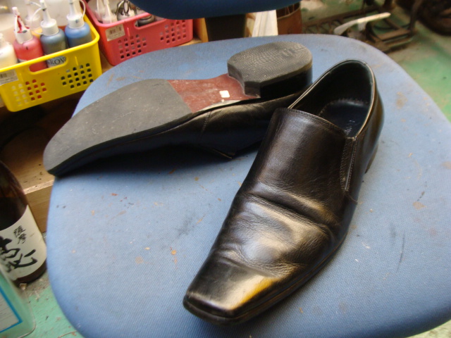 ルイヴィトンの紳士革靴　ソール剥がれ　縫い付けちゃいますのサムネイル